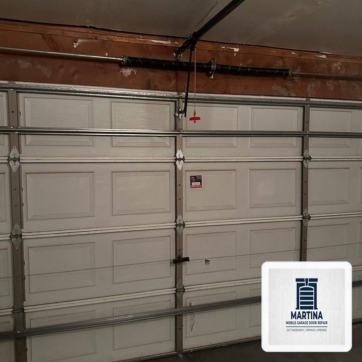 Martina Mobile Garage Door Repair Dispatch in Redmond (Bellevue Area): Heavy-Duty EPDM Perimeter & Bottom Seal Weatherproofing - Redmond, WA
